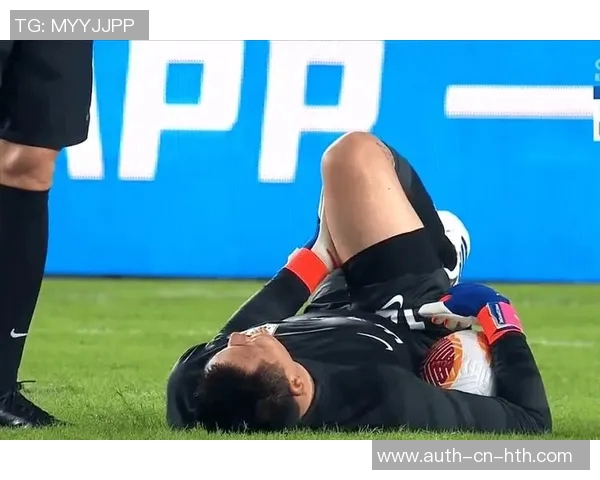 足球抽筋视频揭秘运动员如何应对抽筋困扰及预防技巧分享